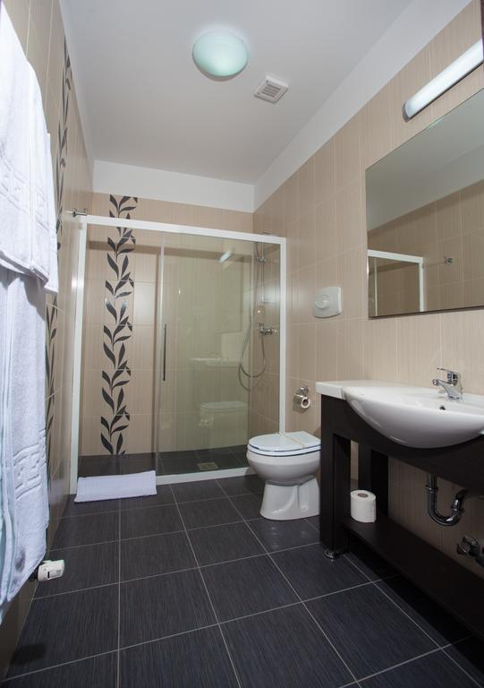 Pensiunea Laci Csarda Ernei Room photo